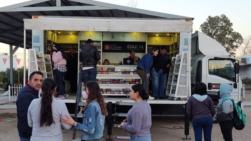 Unidades del Creson reciben al Librobús en su recorrido por Sonora