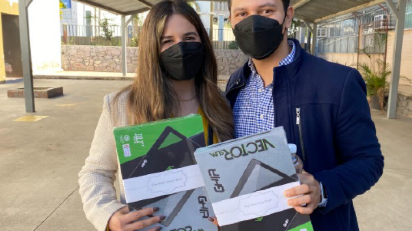 Reciben docentes del Creson tabletas para fortalecer sus competencias