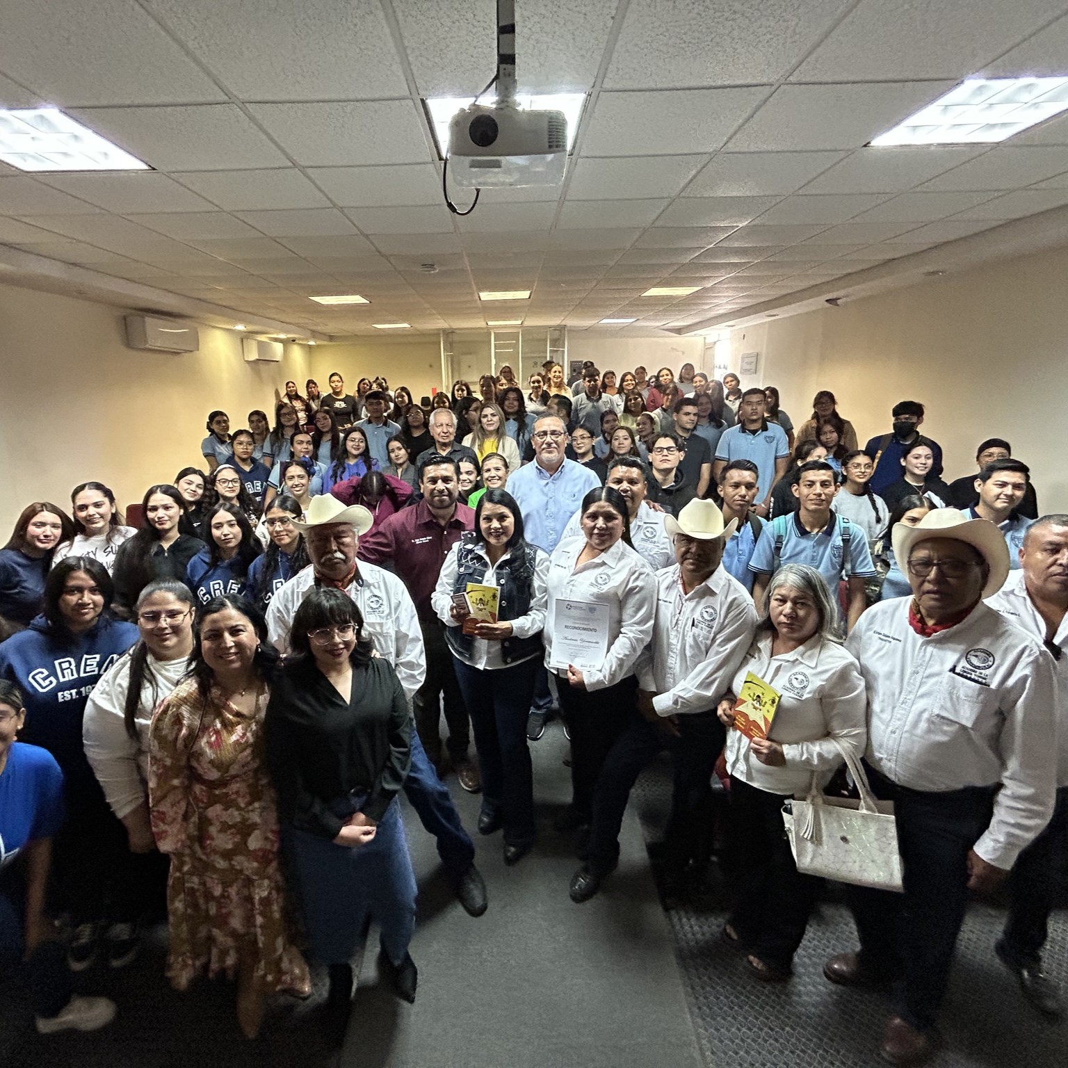 Presenta la SEC materiales didácticos en lengua mayo a estudiantes del Creson