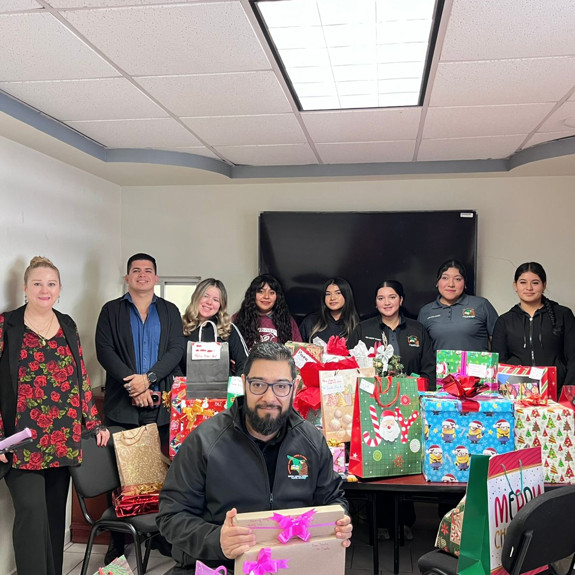 Estudiantes de la ENSN y UPN Navojoa se suman a campaña navideña del Instituto Navojoense de la Juventud