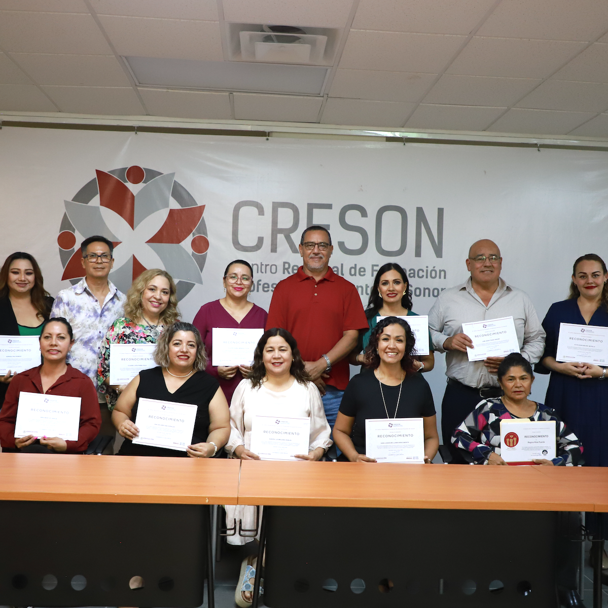 Creson distingue al personal de apoyo y asistencia a la educación por su tiempo de servicio